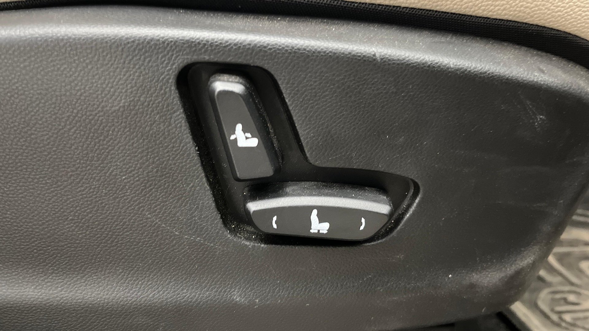 View 2023 MG Hector Sharp Pro CVT Petrol Dual Tone Image 19 Used 2023 MG Hector Sharp Pro CVT Petrol Dual Tone Image 19