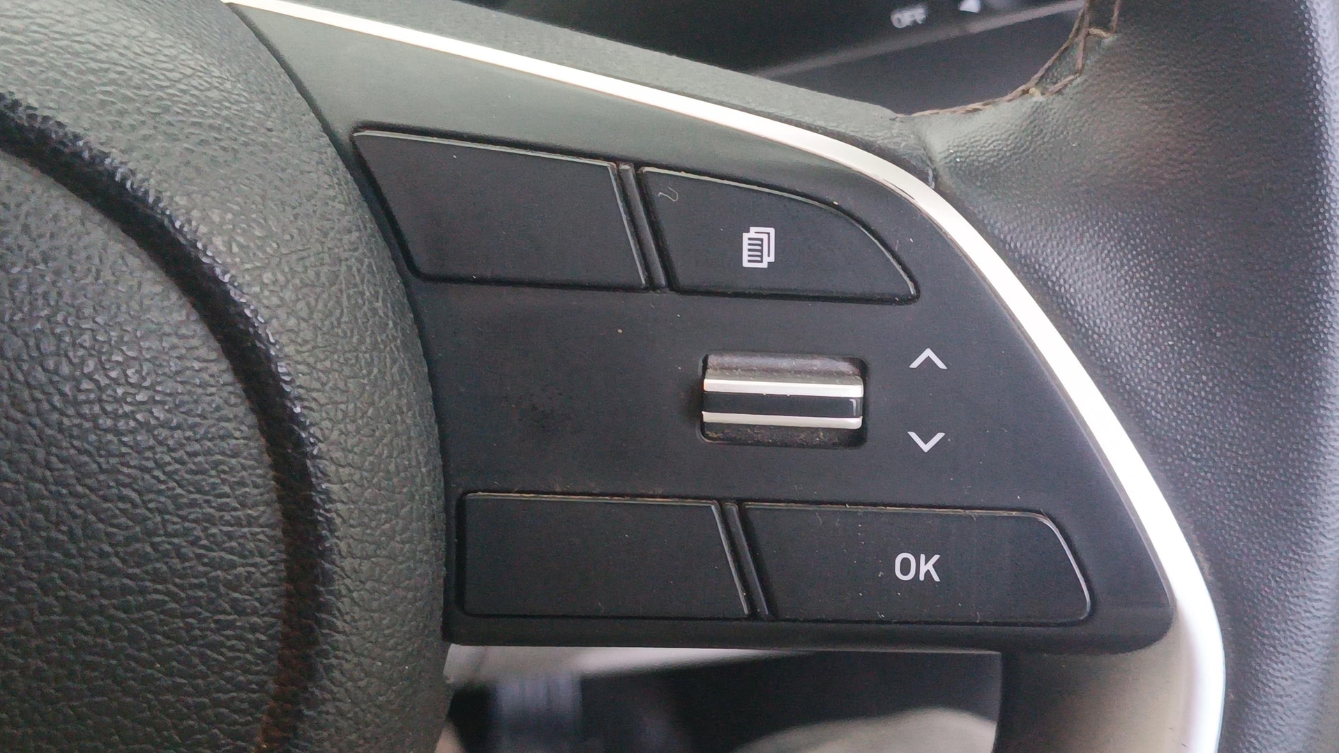 View 2024 Hyundai Venue SX 1.2 Petrol MT Image 3 Used 2024 Hyundai Venue SX 1.2 Petrol MT Image 3