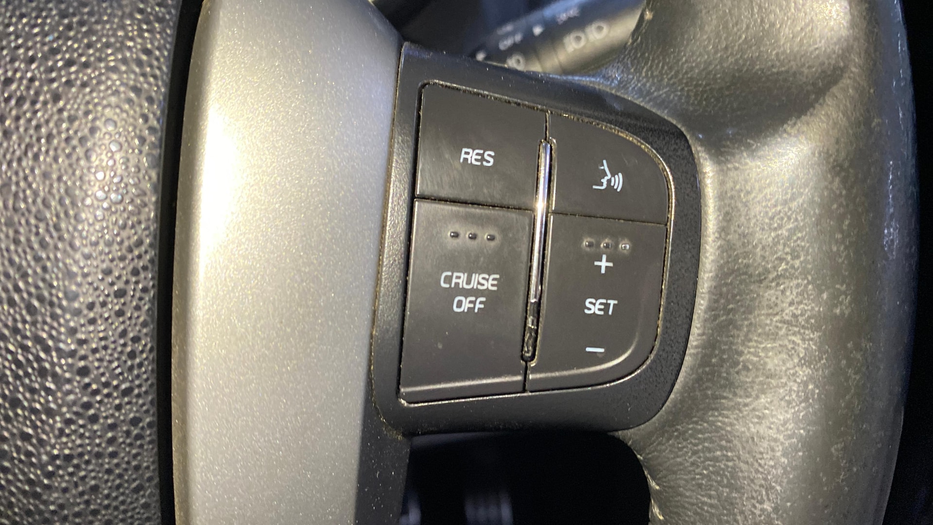 View 2017 Mahindra XUV500 W9 AT Image 3 Used 2017 Mahindra XUV500 W9 AT Image 3