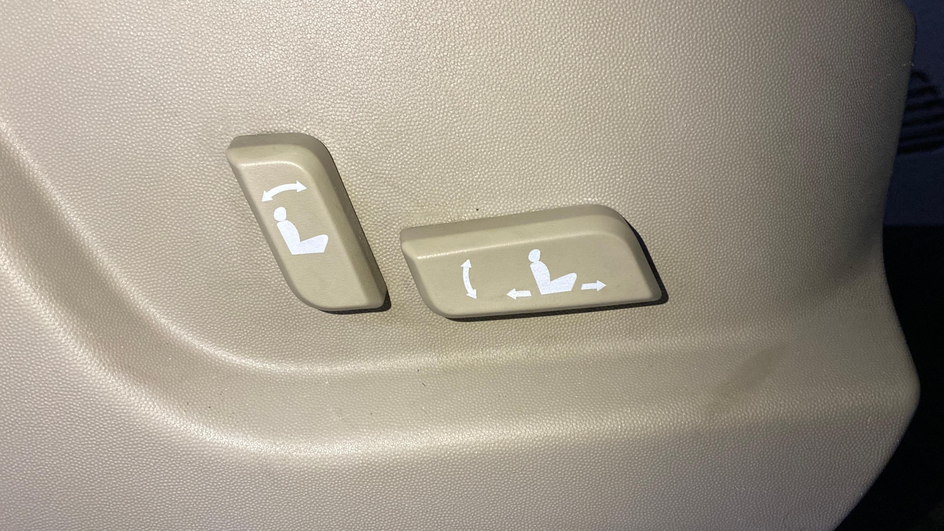 View 2017 Mahindra XUV500 W9 AT Image 12 Used 2017 Mahindra XUV500 W9 AT Image 12