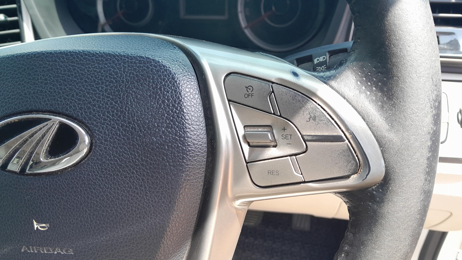 View 2019 Mahindra XUV300 W4 Petrol BS IV Image 3 Used 2019 Mahindra XUV300 W4 Petrol BS IV Image 3