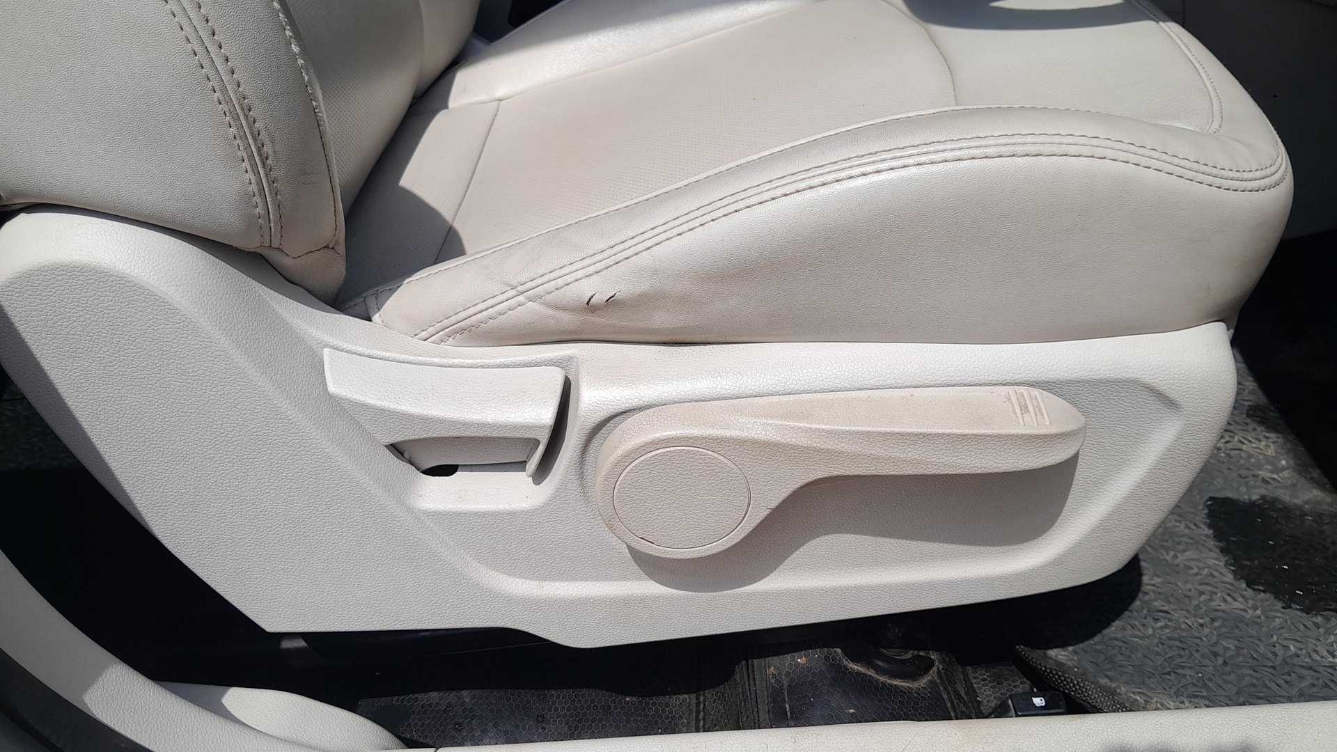 View 2019 Mahindra XUV300 W4 Petrol BS IV Image 11 Used 2019 Mahindra XUV300 W4 Petrol BS IV Image 11