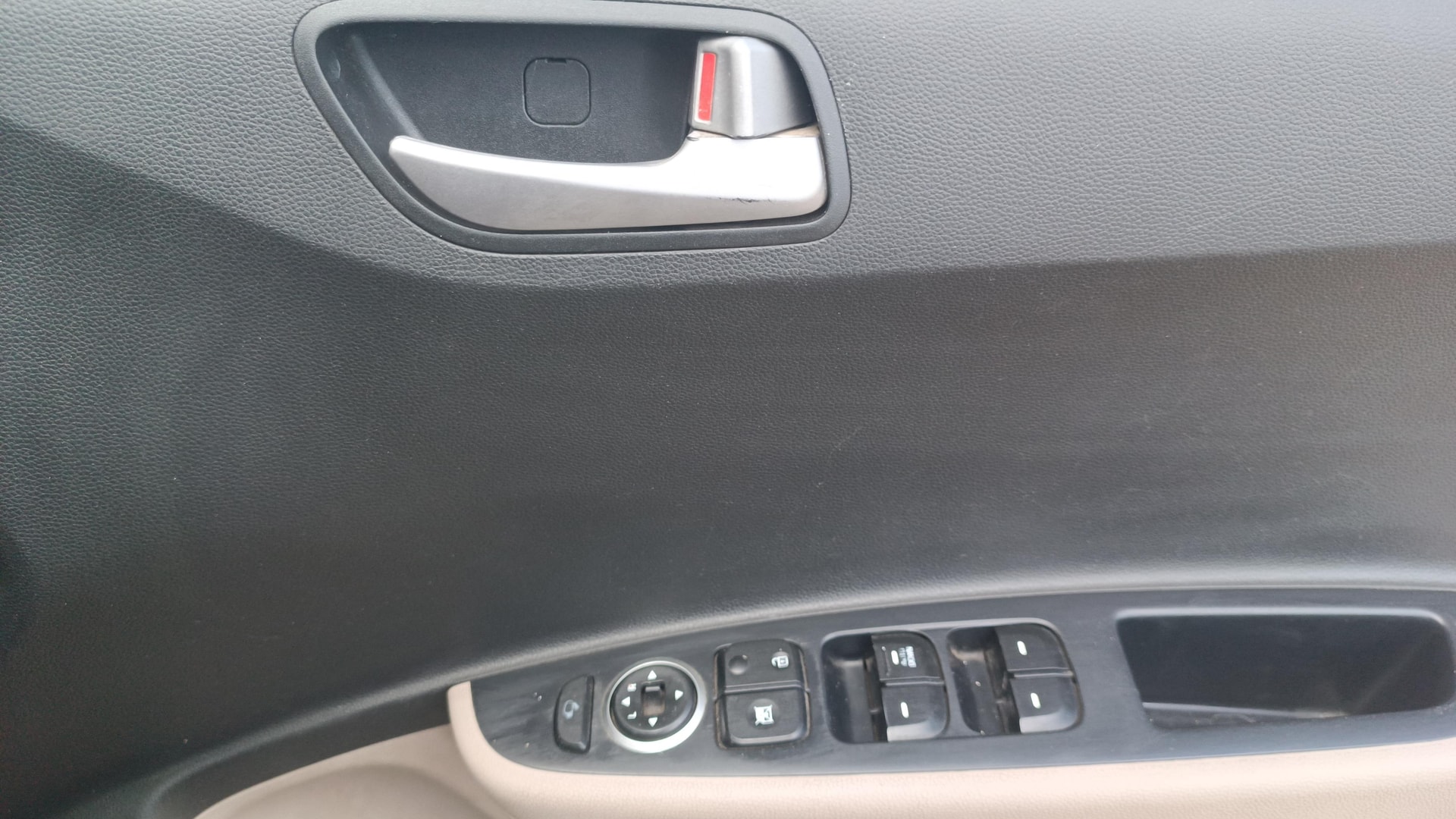 View 2014 Hyundai Grand i10 1.2 Sportz AT Petrol Image 32 Used 2014 Hyundai Grand i10 1.2 Sportz AT Petrol Image 32