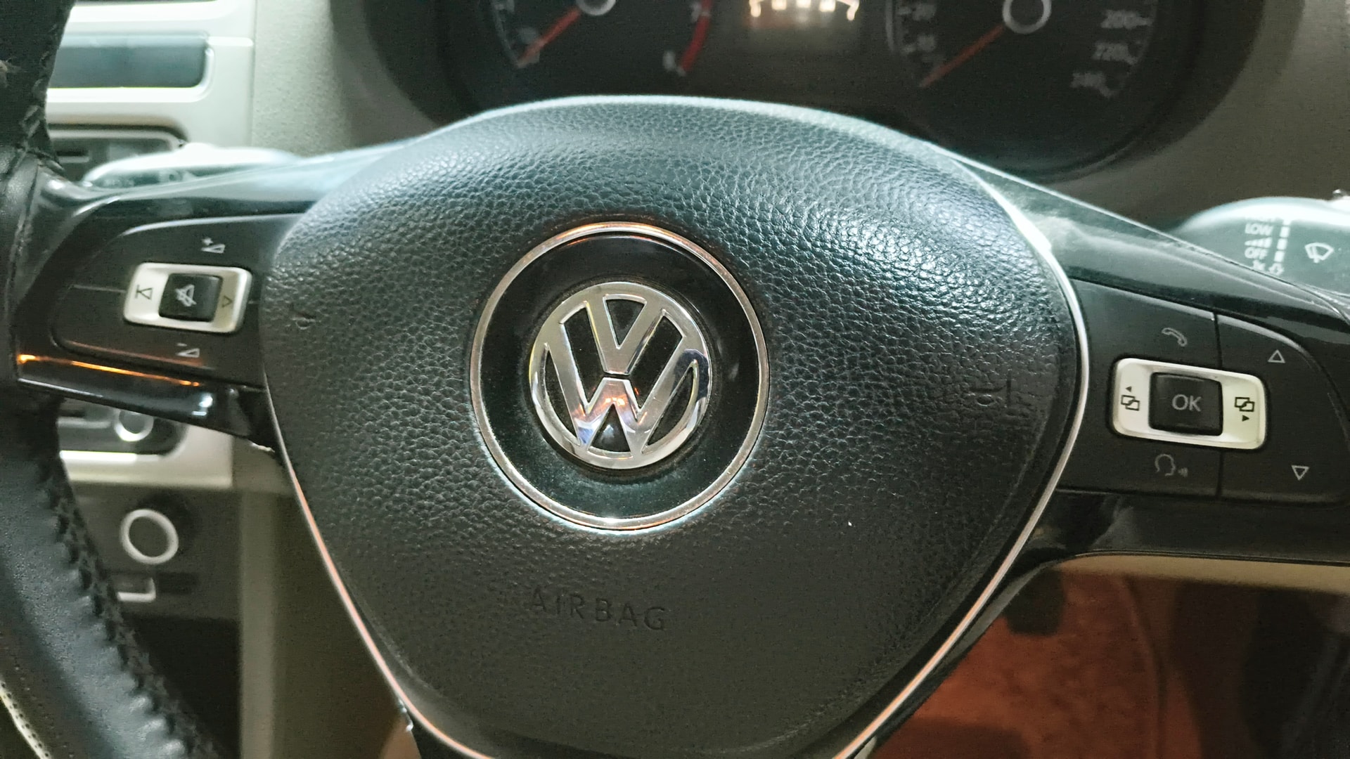 View 2016 Volkswagen Vento DSG Image 3 Used 2016 Volkswagen Vento DSG Image 3