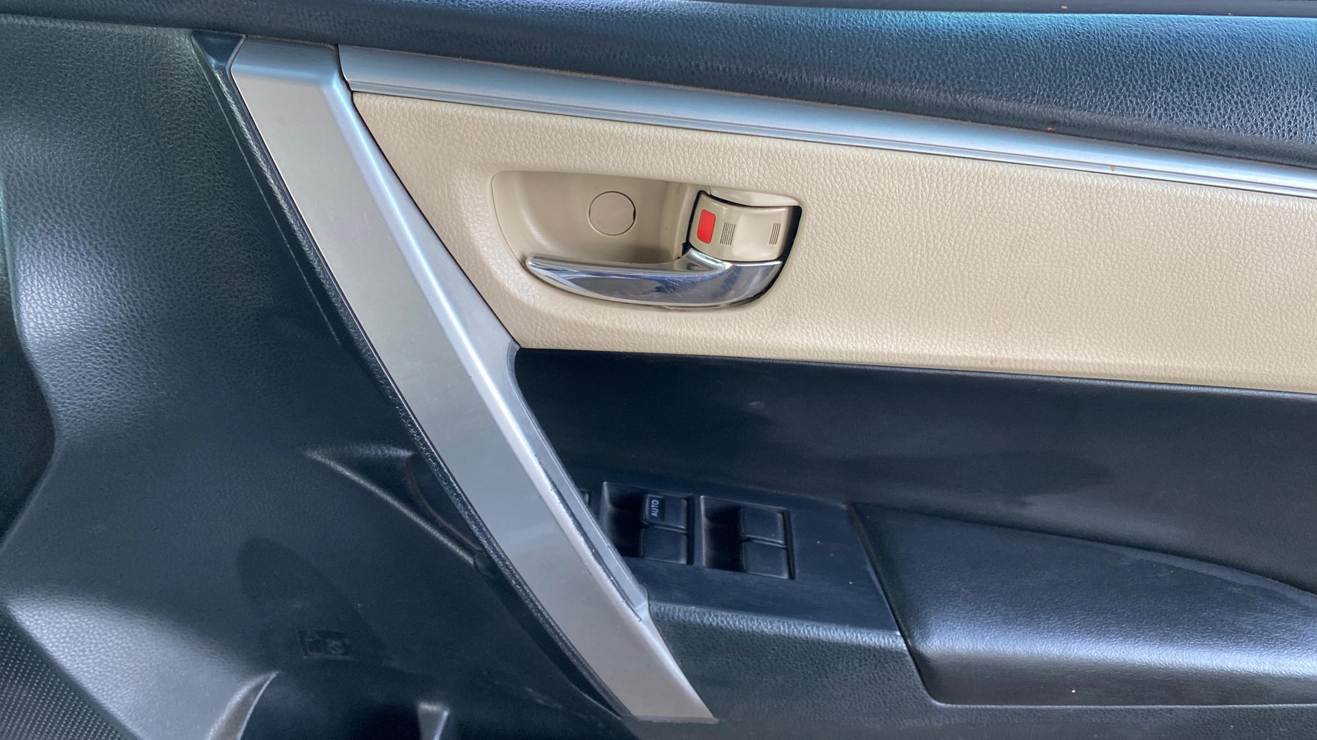 View 2015 Toyota Corolla Altis 1.8 VL AT Image 37 Used 2015 Toyota Corolla Altis 1.8 VL AT Image 37