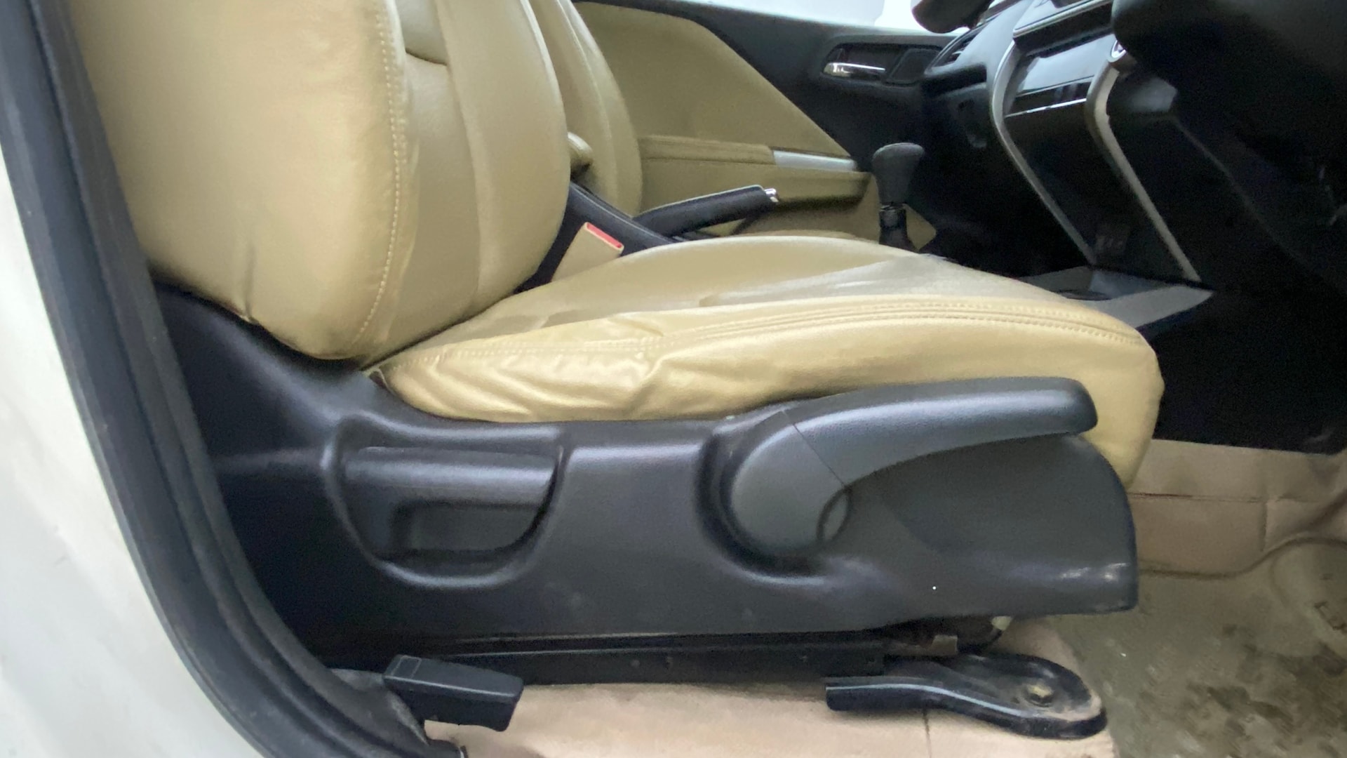 View 2016 Honda City ZX MT Diesel Anniversary Edition Image 19 Used 2016 Honda City ZX MT Diesel Anniversary Edition Image 19