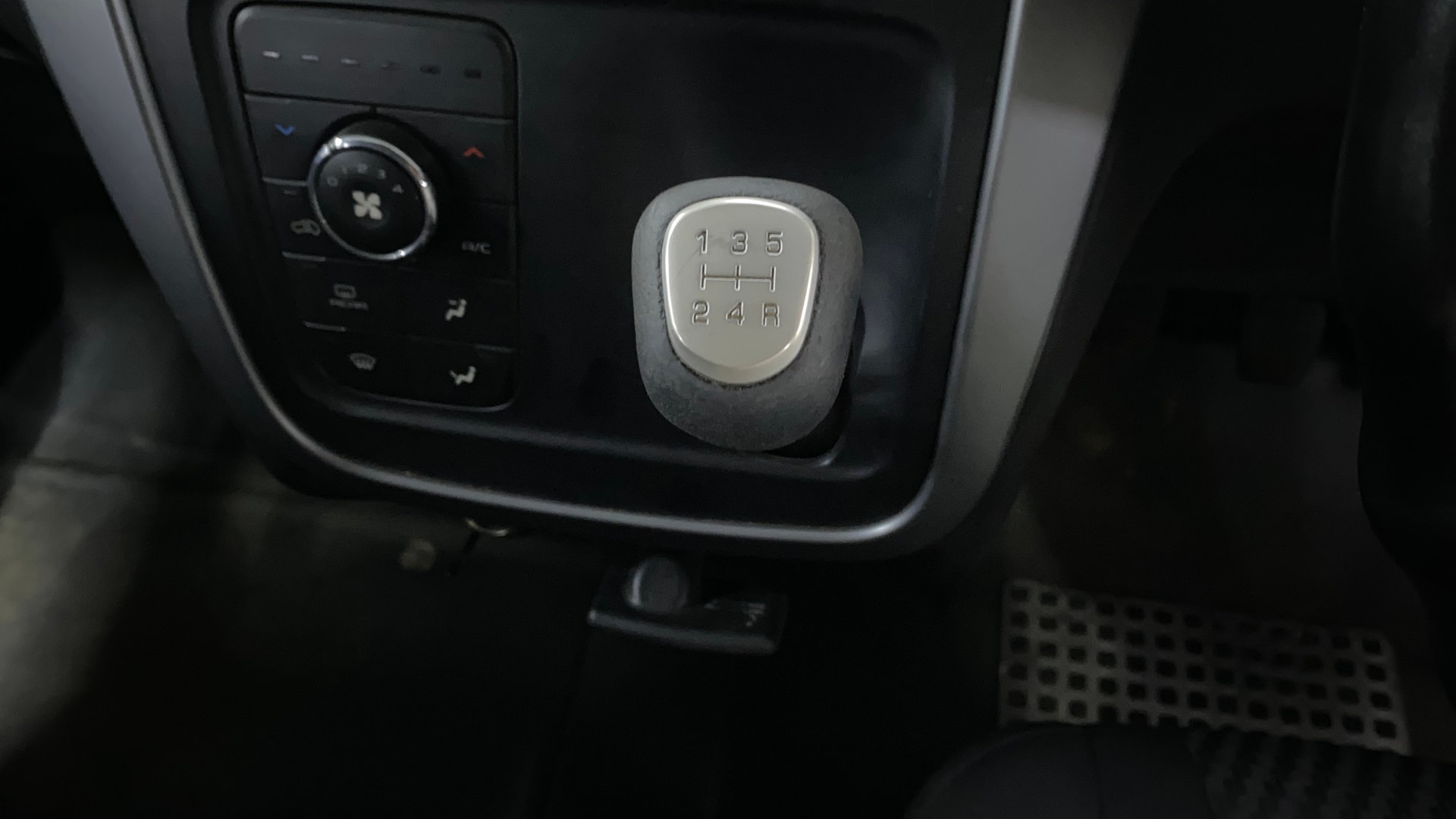 View 2018 Mahindra KUV100 K2 Petrol BS IV Image 40 Used 2018 Mahindra KUV100 K2 Petrol BS IV Image 40