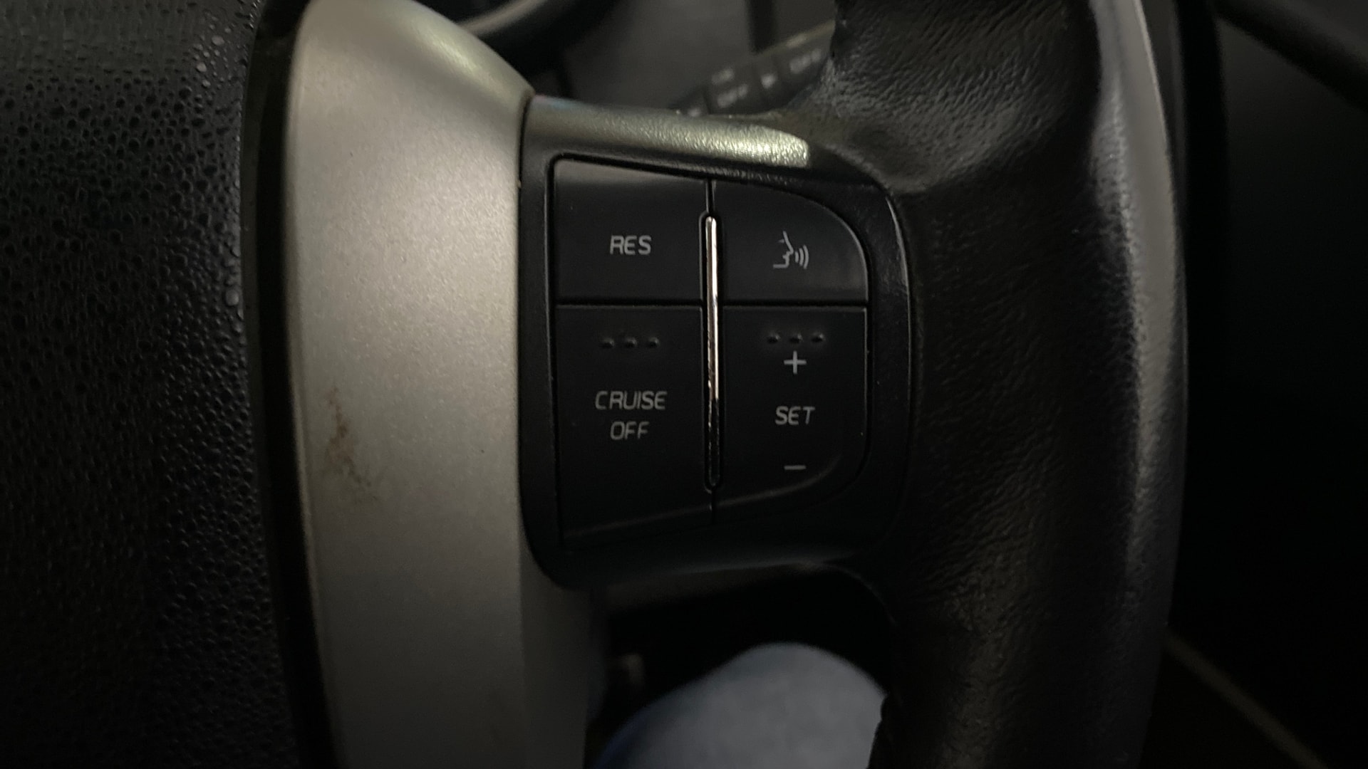 View 2017 Mahindra XUV500 W10 AWD AT Image 3 Used 2017 Mahindra XUV500 W10 AWD AT Image 3