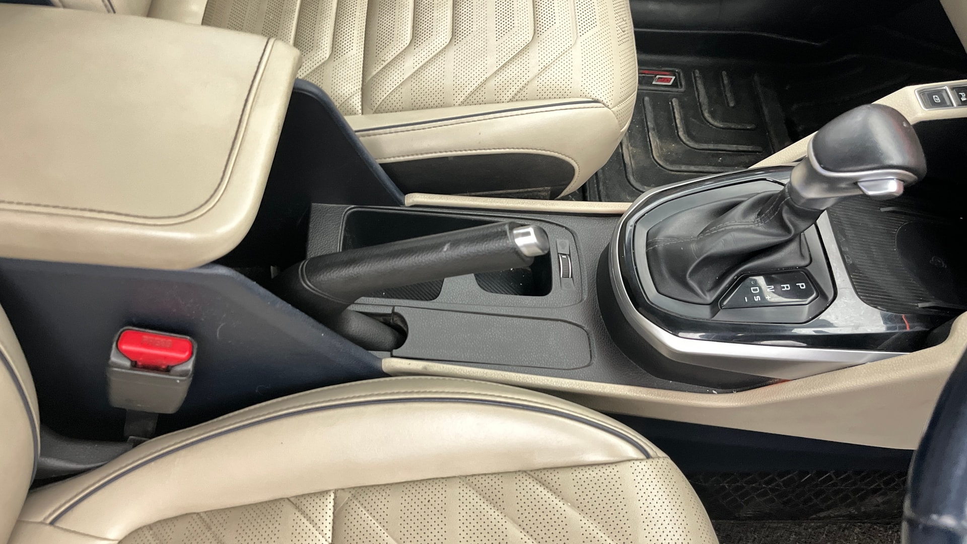 View 2022 Kia Carens Luxury Plus 1.5 AT Diesel 7 STR Image 44 Used 2022 Kia Carens Luxury Plus 1.5 AT Diesel 7 STR Image 44