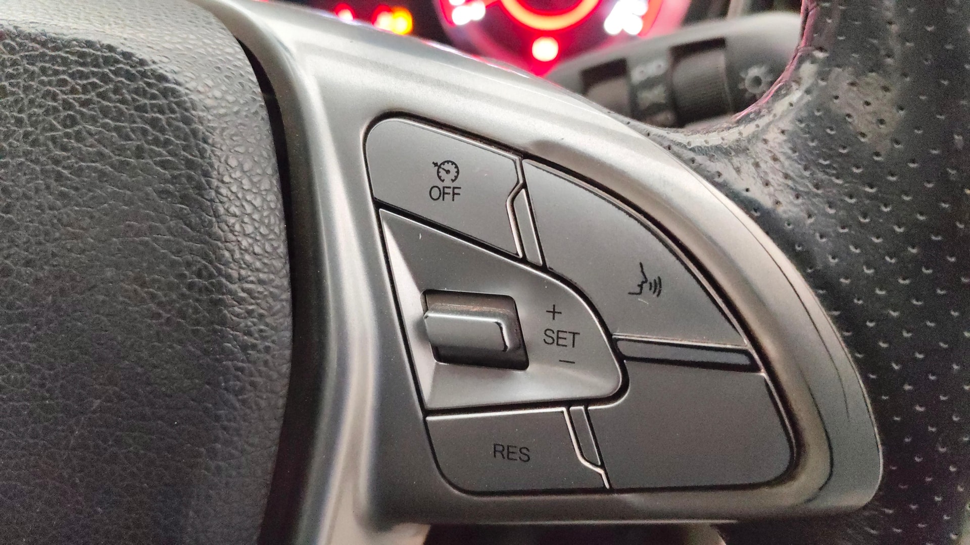 View 2019 Mahindra XUV300 W4 Petrol BS IV Image 3 Used 2019 Mahindra XUV300 W4 Petrol BS IV Image 3