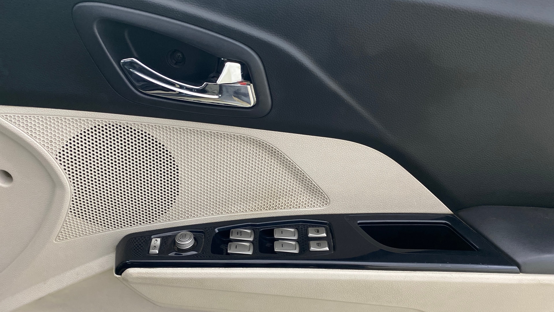 View 2019 Mahindra XUV300 W4 Petrol BS IV Image 33 Used 2019 Mahindra XUV300 W4 Petrol BS IV Image 33