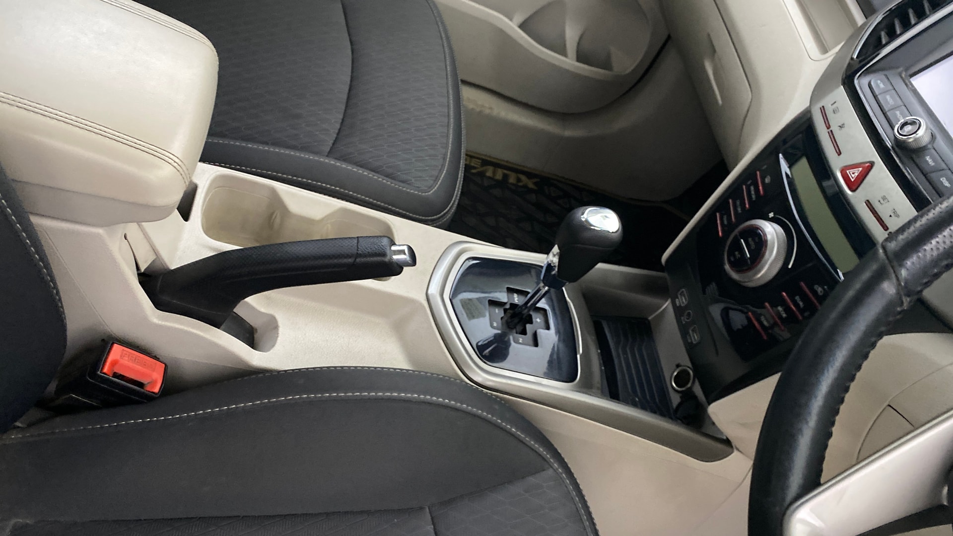 View 2019 Mahindra XUV300 W4 Petrol BS IV Image 38 Used 2019 Mahindra XUV300 W4 Petrol BS IV Image 38