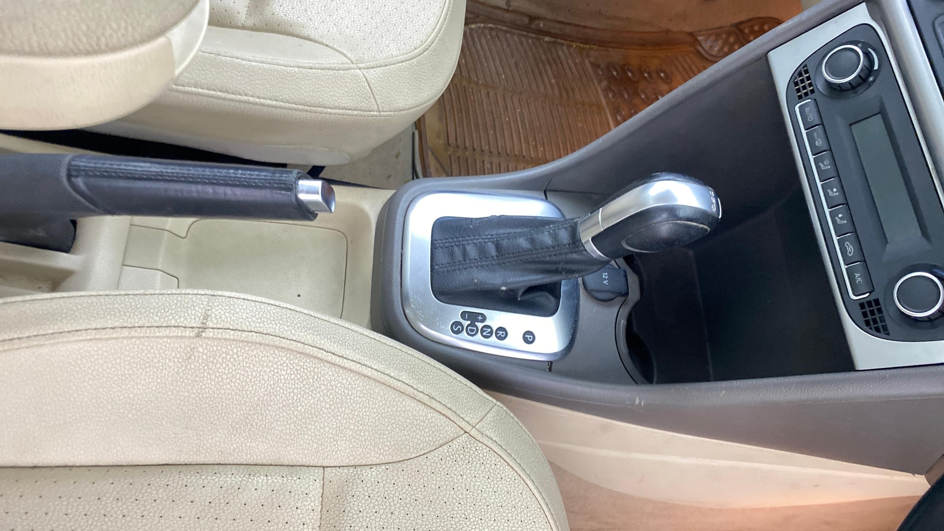 View 2015 Volkswagen Vento DSG Image 38 Used 2015 Volkswagen Vento DSG Image 38