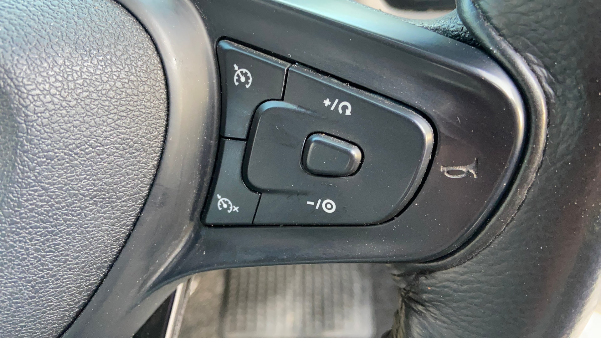 View 2024 Tata Tiago Revotorq XB Image 3 Used 2024 Tata Tiago Revotorq XB Image 3