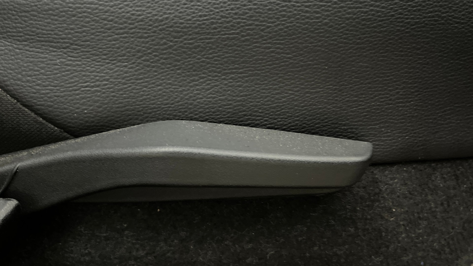 View 2023 Toyota Urban Cruiser Hyryder V e-Drive 2WD HYBRID Image 11 Used 2023 Toyota Urban Cruiser Hyryder V e-Drive 2WD HYBRID Image 11