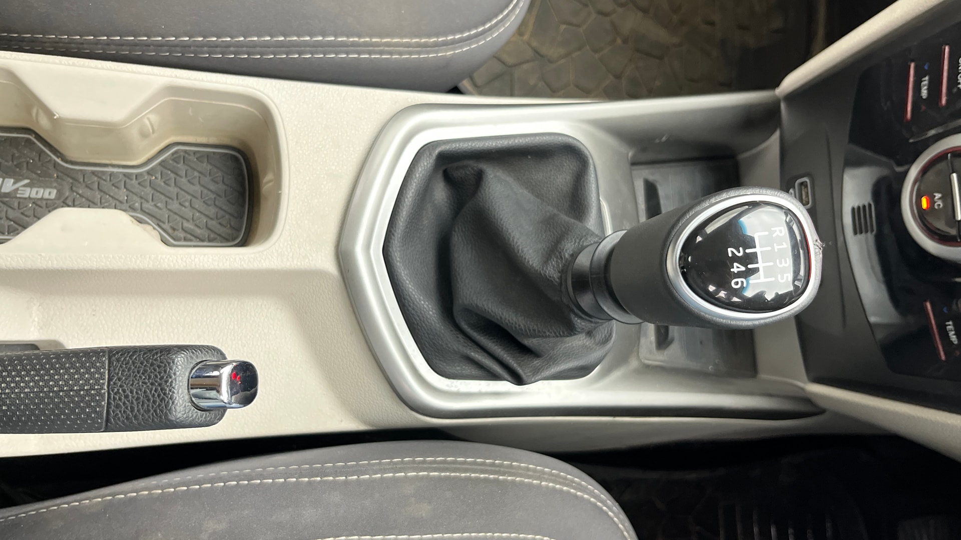 View 2022 Mahindra XUV300 W4 Petrol BS IV Image 43 Used 2022 Mahindra XUV300 W4 Petrol BS IV Image 43
