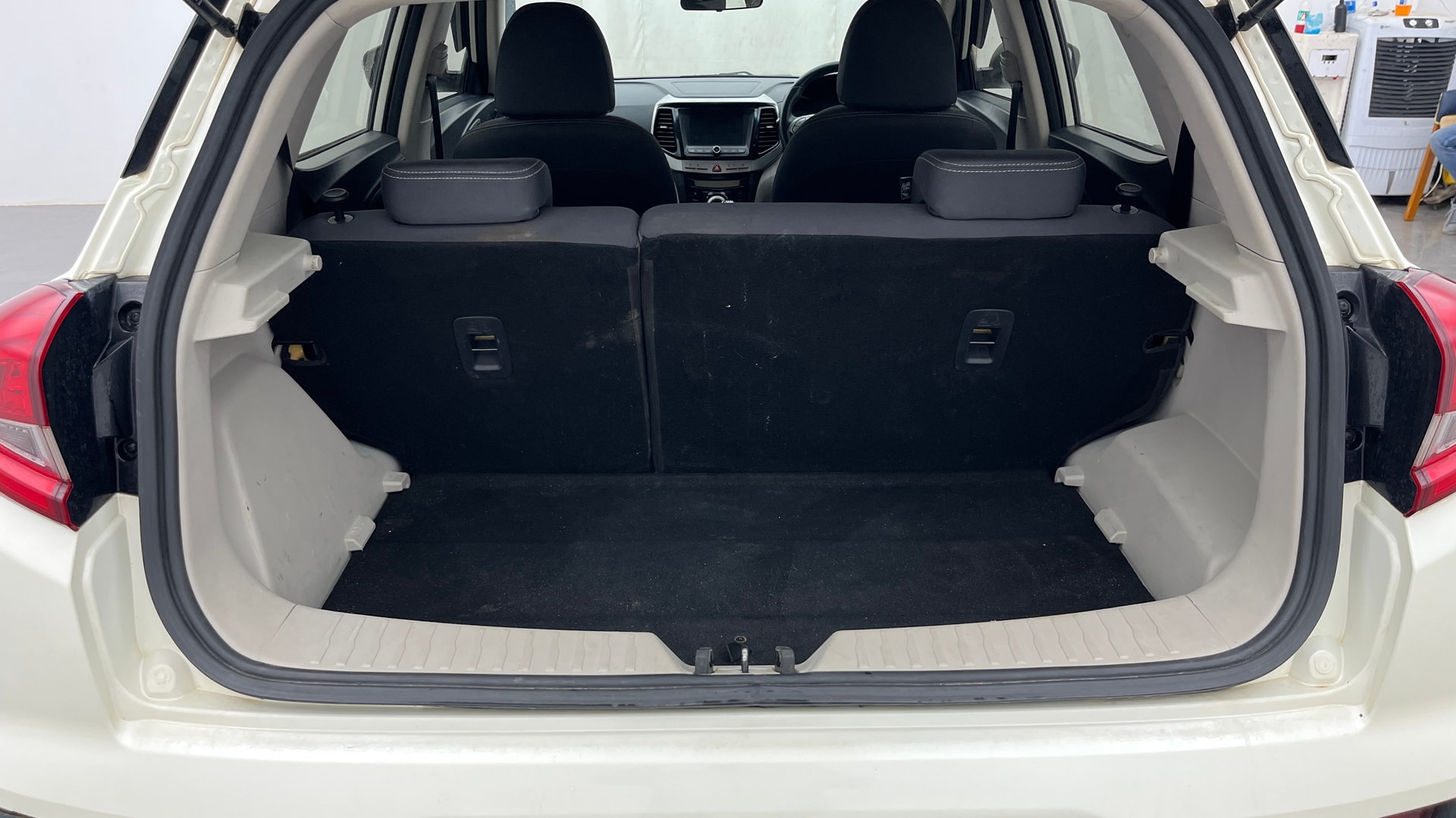 View 2022 Mahindra XUV300 W4 Petrol BS IV Image 7 Used 2022 Mahindra XUV300 W4 Petrol BS IV Image 7