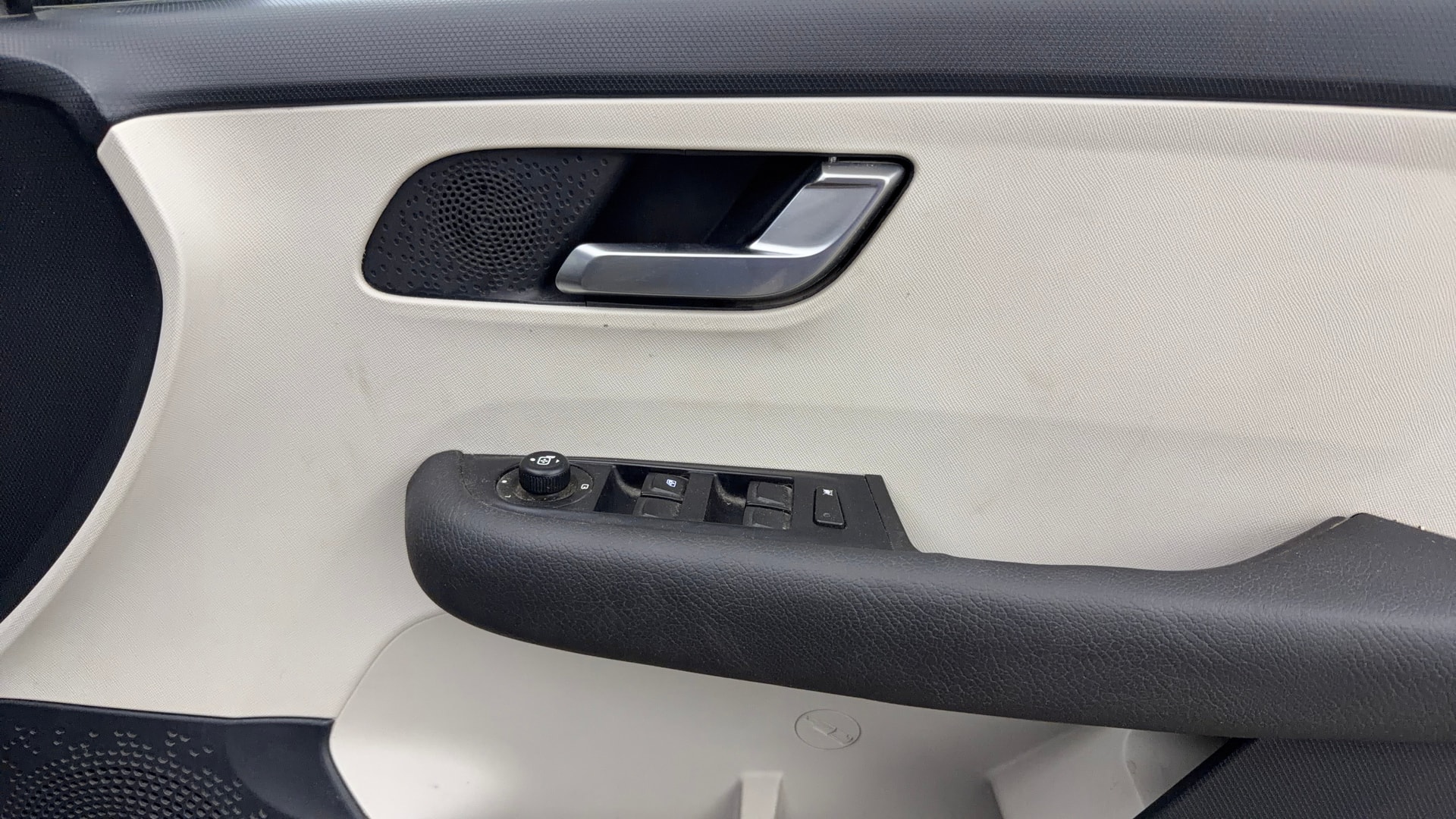View 2024 Tata Altroz XZ Petrol Image 39 Used 2024 Tata Altroz XZ Petrol Image 39