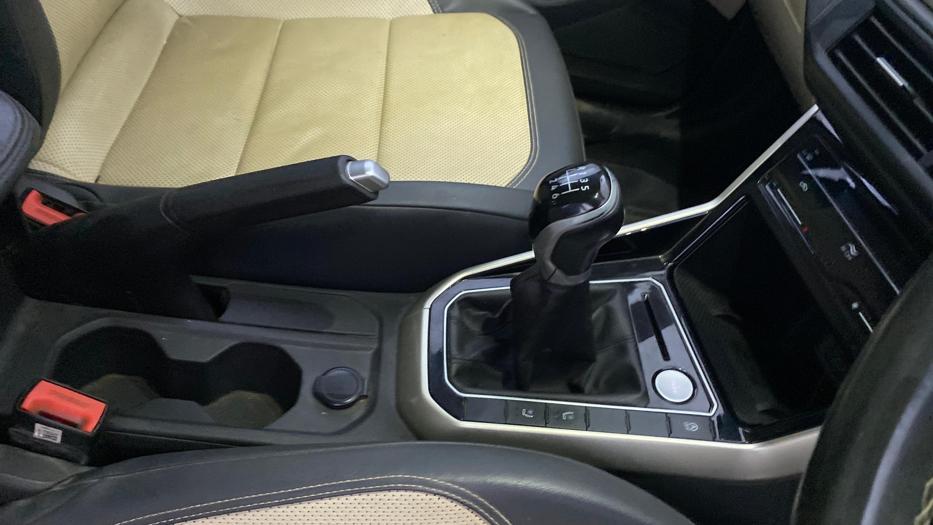 View 2022 Volkswagen Virtus Topline 1.0 TSI MT Image 41 Used 2022 Volkswagen Virtus Topline 1.0 TSI MT Image 41