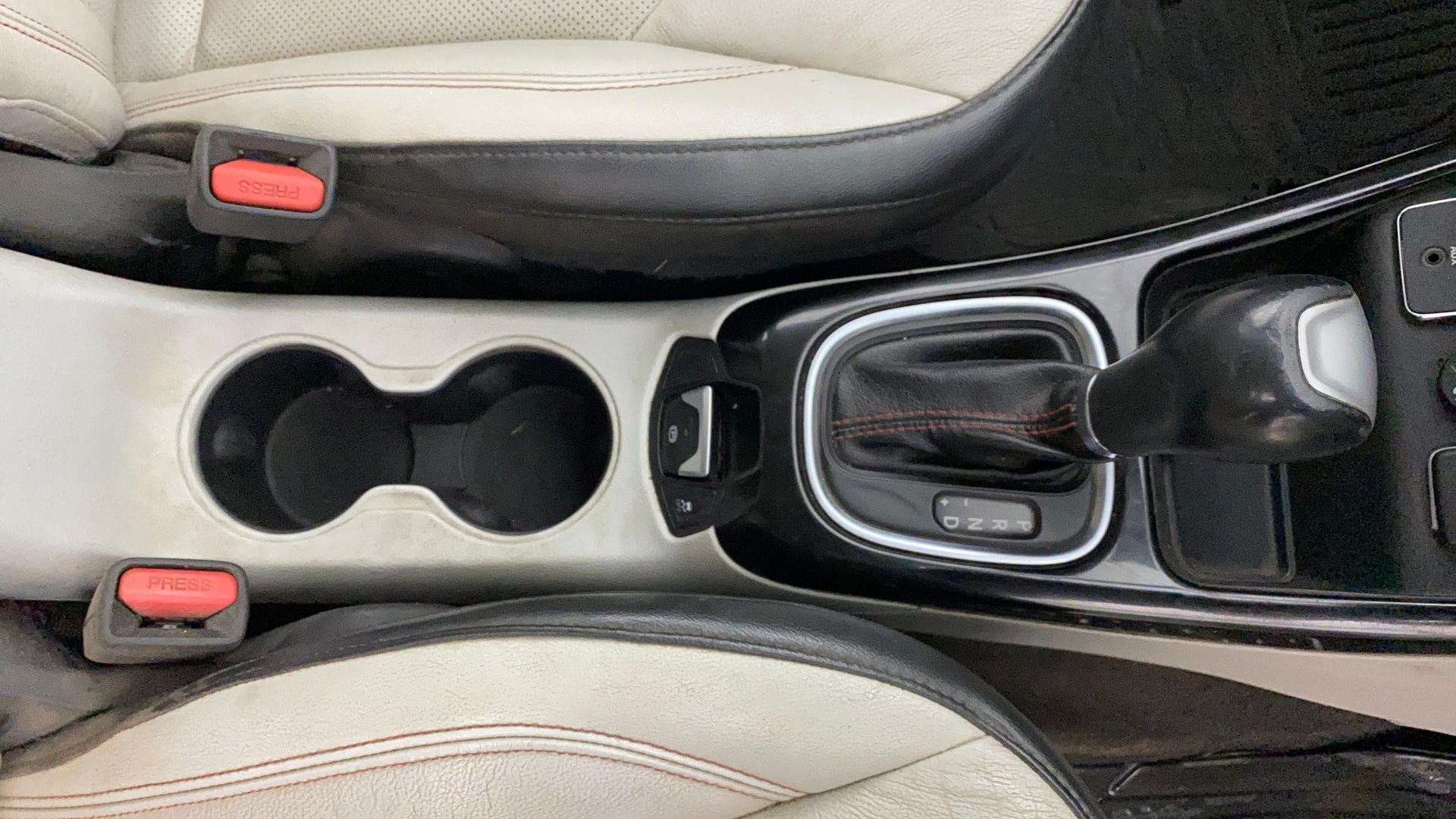 View 2018 Jeep Compass Limited (O)1.4 Multi AIR Petrol DDCT AT BS IV Image 41 Used 2018 Jeep Compass Limited (O)1.4 Multi AIR Petrol DDCT AT BS IV Image 41