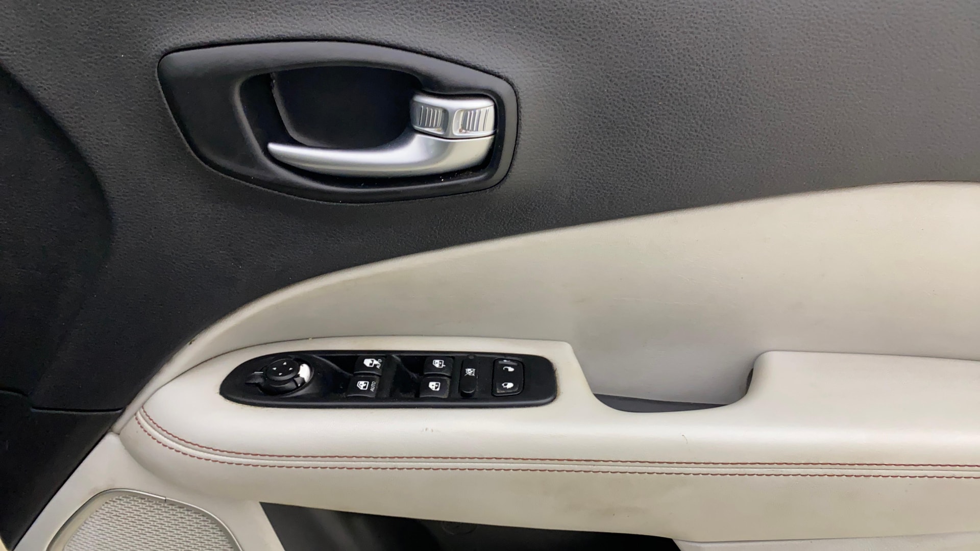 View 2018 Jeep Compass Limited (O)1.4 Multi AIR Petrol DDCT AT BS IV Image 38 Used 2018 Jeep Compass Limited (O)1.4 Multi AIR Petrol DDCT AT BS IV Image 38