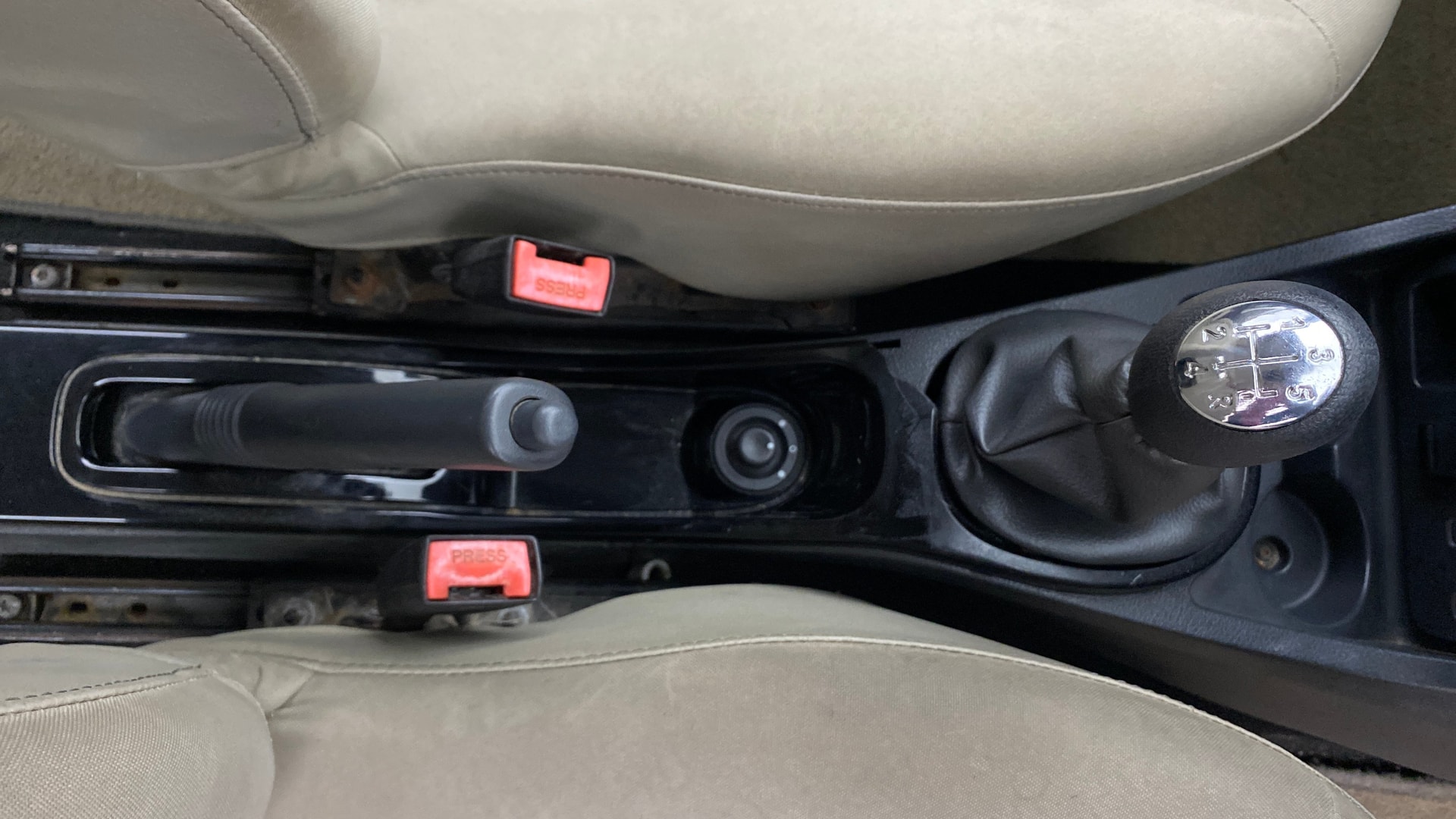 View 2014 Renault Duster Petrol RXE BS IV Image 37 Used 2014 Renault Duster Petrol RXE BS IV Image 37