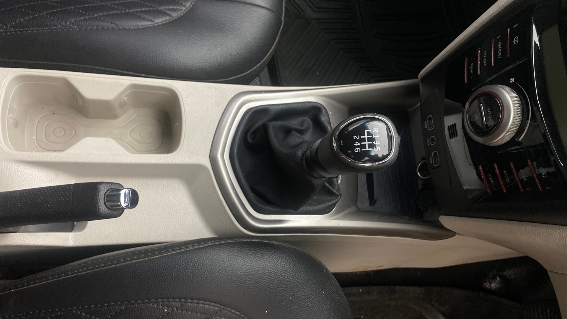 View 2020 Mahindra XUV300 W4 Petrol BS IV Image 42 Used 2020 Mahindra XUV300 W4 Petrol BS IV Image 42