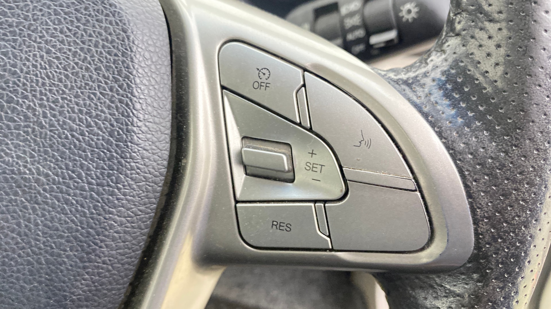 View 2020 Mahindra XUV300 W4 Petrol BS IV Image 3 Used 2020 Mahindra XUV300 W4 Petrol BS IV Image 3