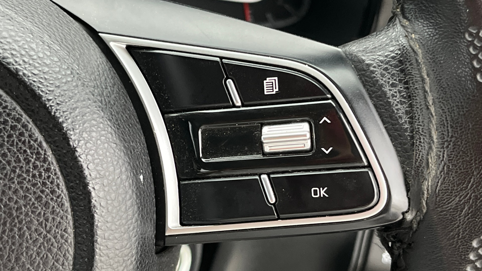 View 2024 Kia Sonet HTE Petrol Image 3 Used 2024 Kia Sonet HTE Petrol Image 3