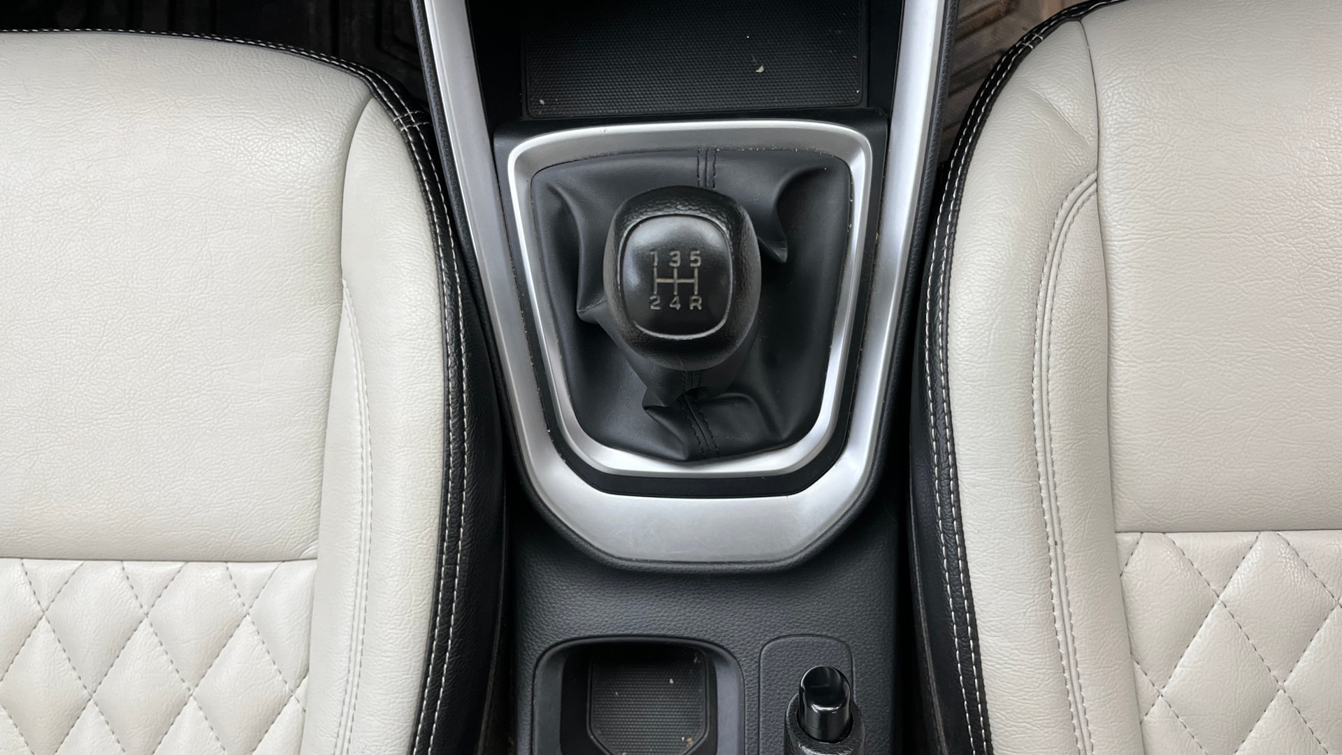 View 2024 Kia Sonet HTE Petrol Image 42 Used 2024 Kia Sonet HTE Petrol Image 42