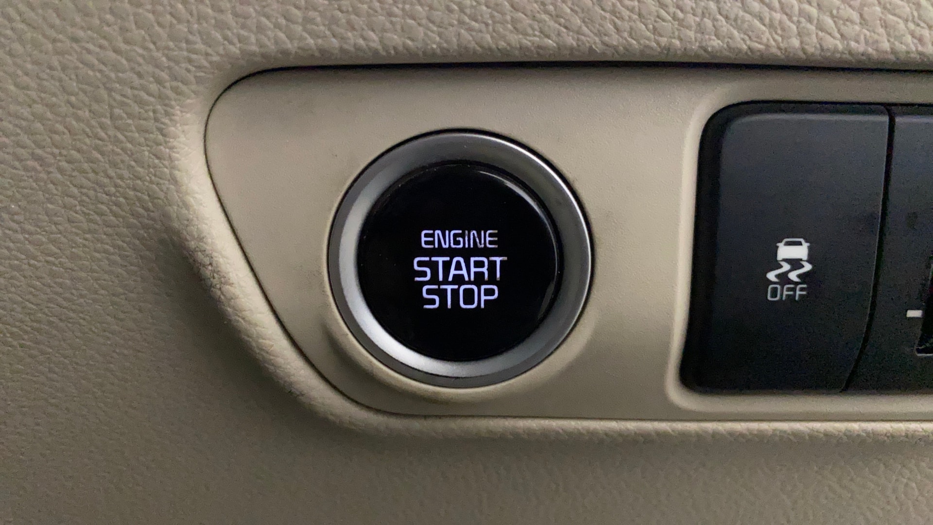 View 2022 Kia Carens Luxury Plus 1.5 AT Diesel 6 STR Image 42 Used 2022 Kia Carens Luxury Plus 1.5 AT Diesel 6 STR Image 42