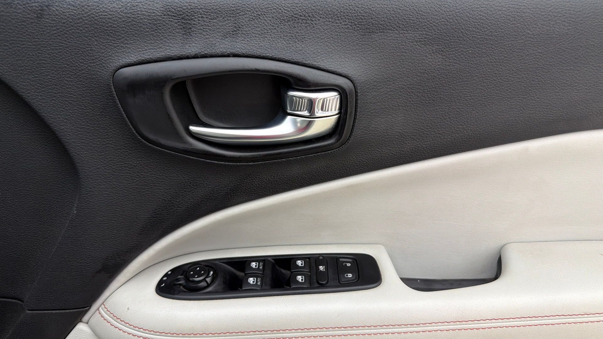 View 2019 Jeep Compass Limited 1.4 Multi AIR Petrol DDCT AT BS IV Image 38 Used 2019 Jeep Compass Limited 1.4 Multi AIR Petrol DDCT AT BS IV Image 38