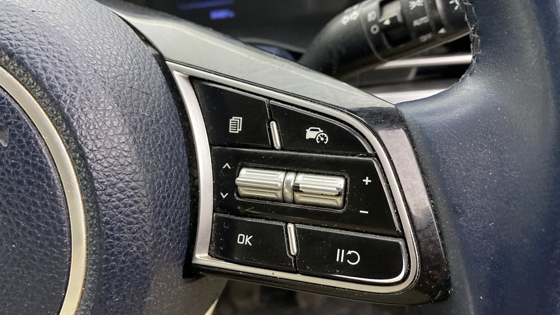 View 2022 Kia Carens Luxury 1.4 Petrol 7 STR Image 3 Used 2022 Kia Carens Luxury 1.4 Petrol 7 STR Image 3