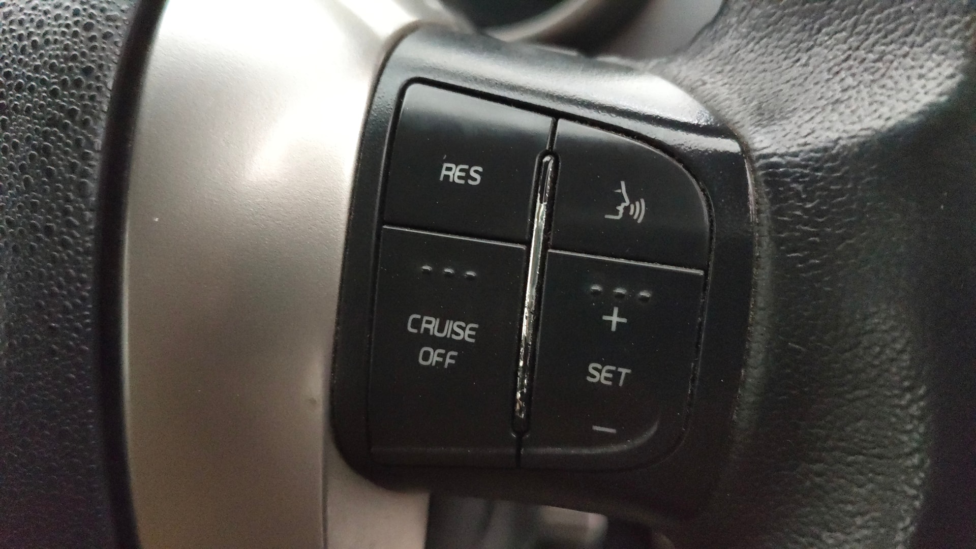 View 2018 Mahindra XUV500 W9 AT Image 3 Used 2018 Mahindra XUV500 W9 AT Image 3
