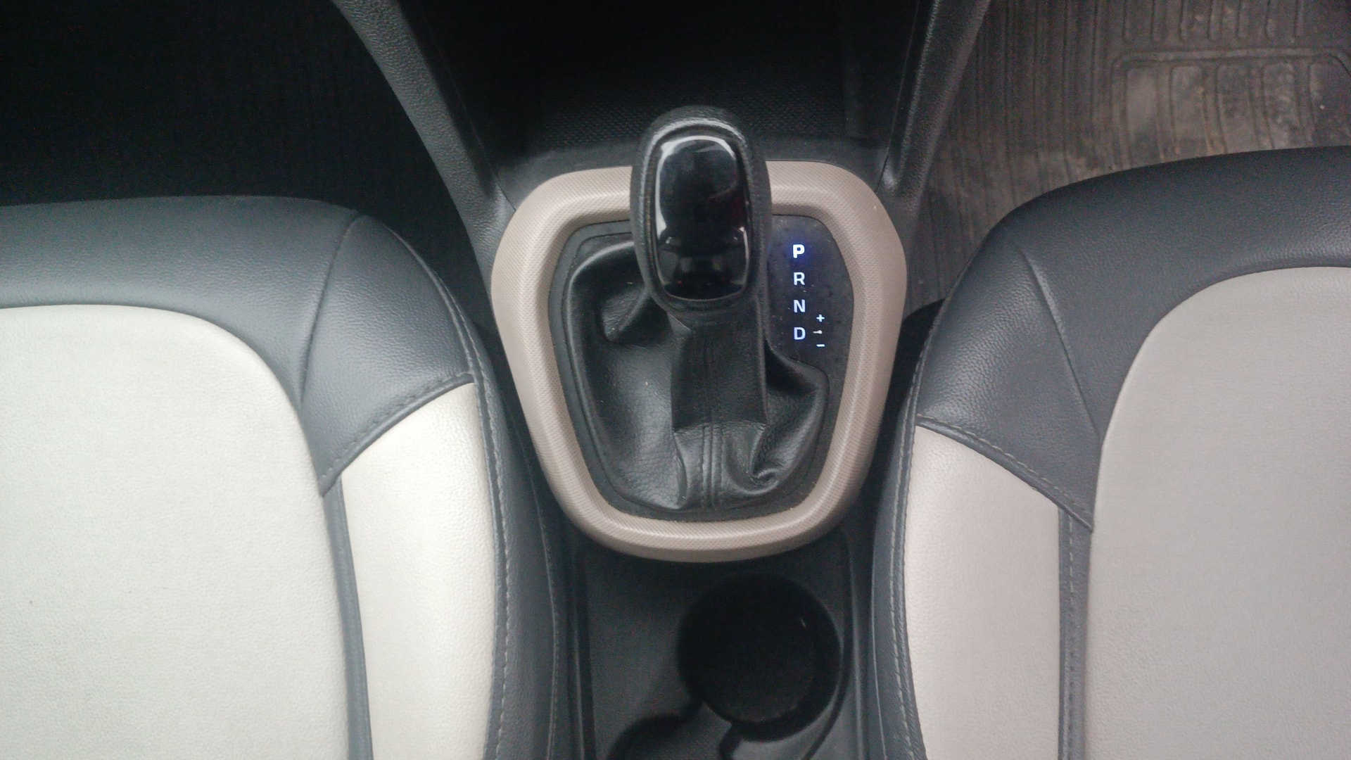 View 2017 Hyundai Grand i10 1.2 Sportz AT Petrol Image 38 Used 2017 Hyundai Grand i10 1.2 Sportz AT Petrol Image 38
