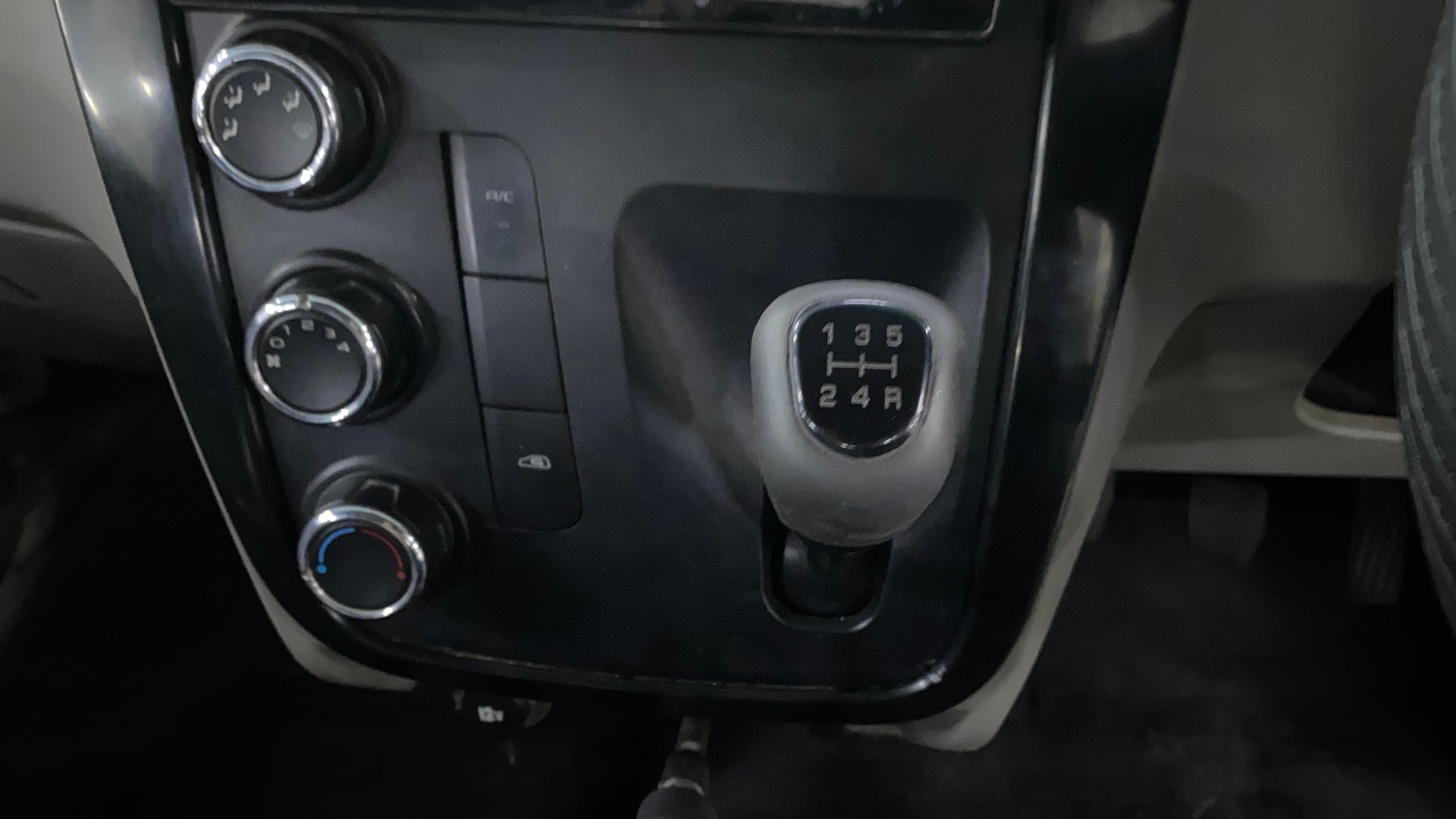 View 2017 Mahindra KUV100 K4 Plus Petrol 5 Seater BS IV Image 39 Used 2017 Mahindra KUV100 K4 Plus Petrol 5 Seater BS IV Image 39