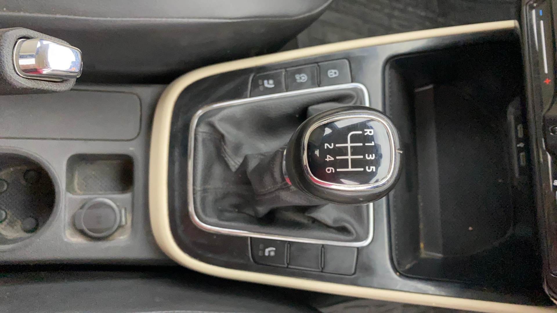 View 2022 Skoda Slavia Style 1.0 TSI MT Image 42 Used 2022 Skoda Slavia Style 1.0 TSI MT Image 42