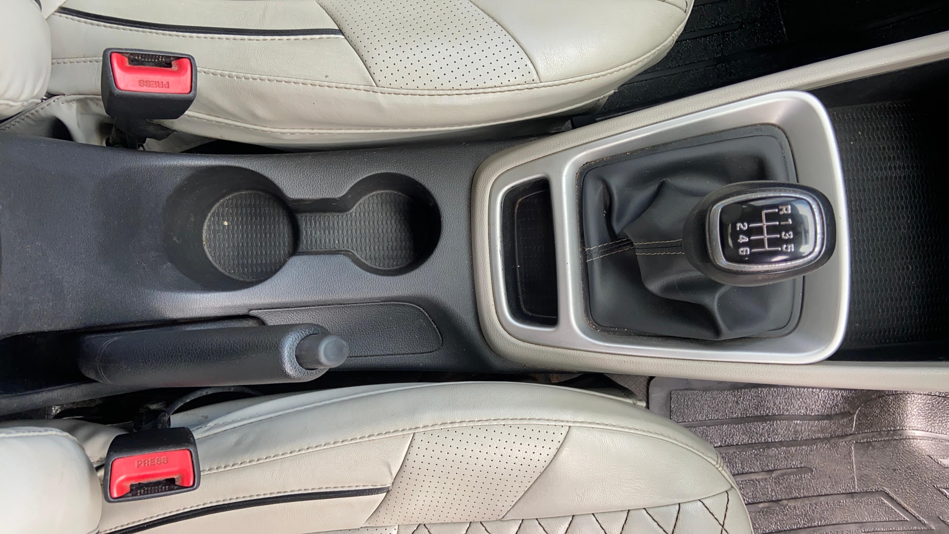 View 2022 Hyundai Venue S Plus 1.5 Diesel MT Image 39 Used 2022 Hyundai Venue S Plus 1.5 Diesel MT Image 39