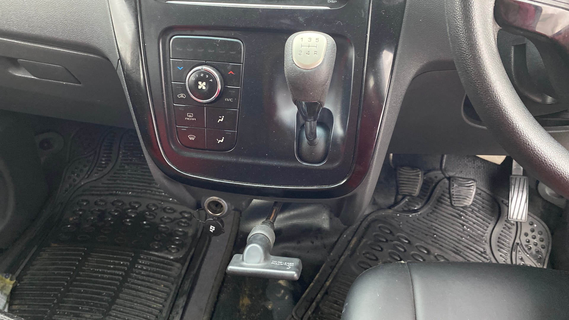 View 2018 Mahindra KUV100 K2 Petrol BS IV Image 38 Used 2018 Mahindra KUV100 K2 Petrol BS IV Image 38