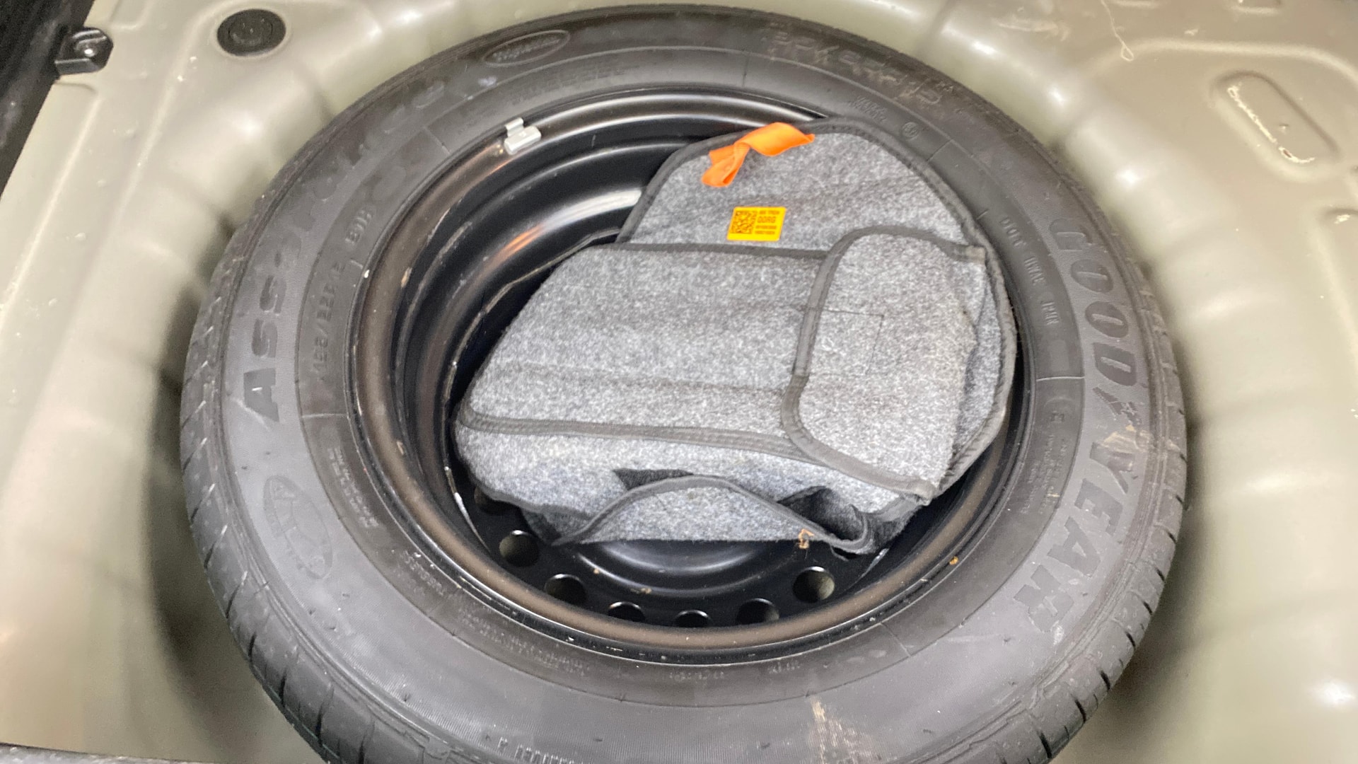 View 2024 Hyundai Venue SX 1.2 Petrol MT Image 17 Used 2024 Hyundai Venue SX 1.2 Petrol MT Image 17