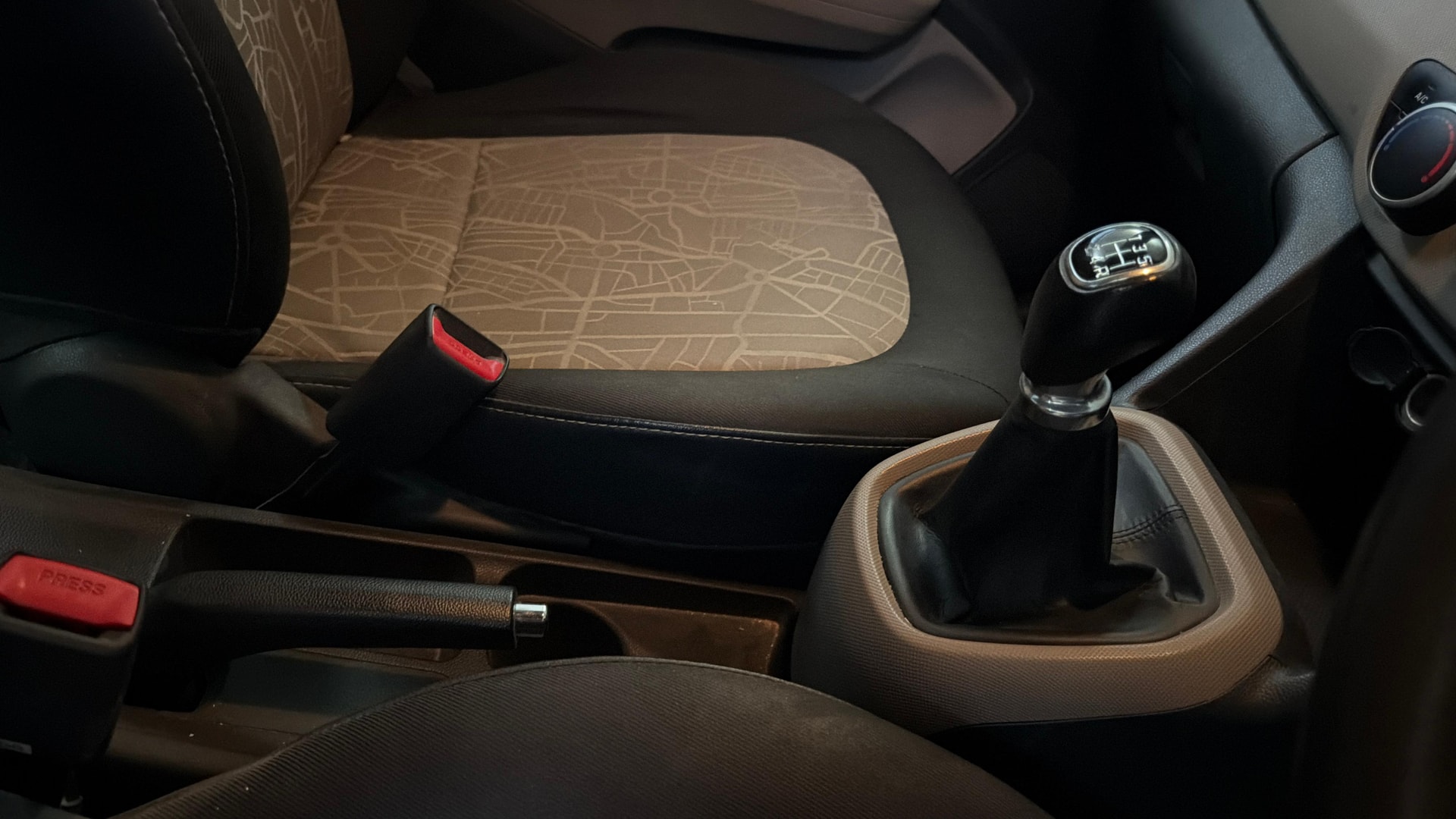 View 2015 Hyundai Grand i10 Sportz 1.2 Kappa Image 37 Used 2015 Hyundai Grand i10 Sportz 1.2 Kappa Image 37