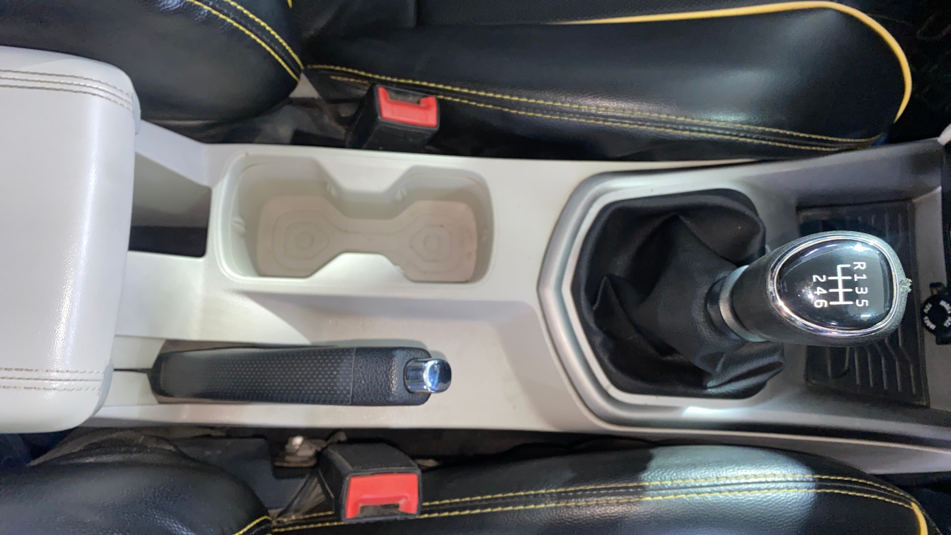 View 2019 Mahindra XUV300 W4 Petrol BS IV Image 41 Used 2019 Mahindra XUV300 W4 Petrol BS IV Image 41
