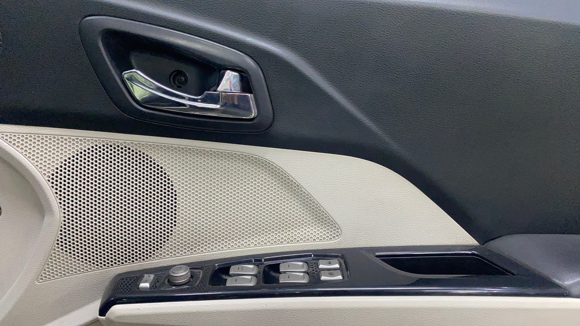 View 2019 Mahindra XUV300 W4 Petrol BS IV Image 38 Used 2019 Mahindra XUV300 W4 Petrol BS IV Image 38