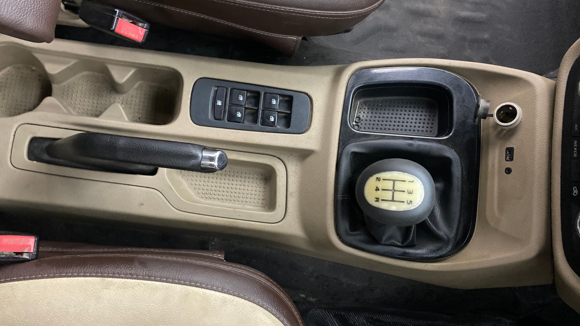 View 2018 Mahindra TUV300 T8 Image 37 Used 2018 Mahindra TUV300 T8 Image 37