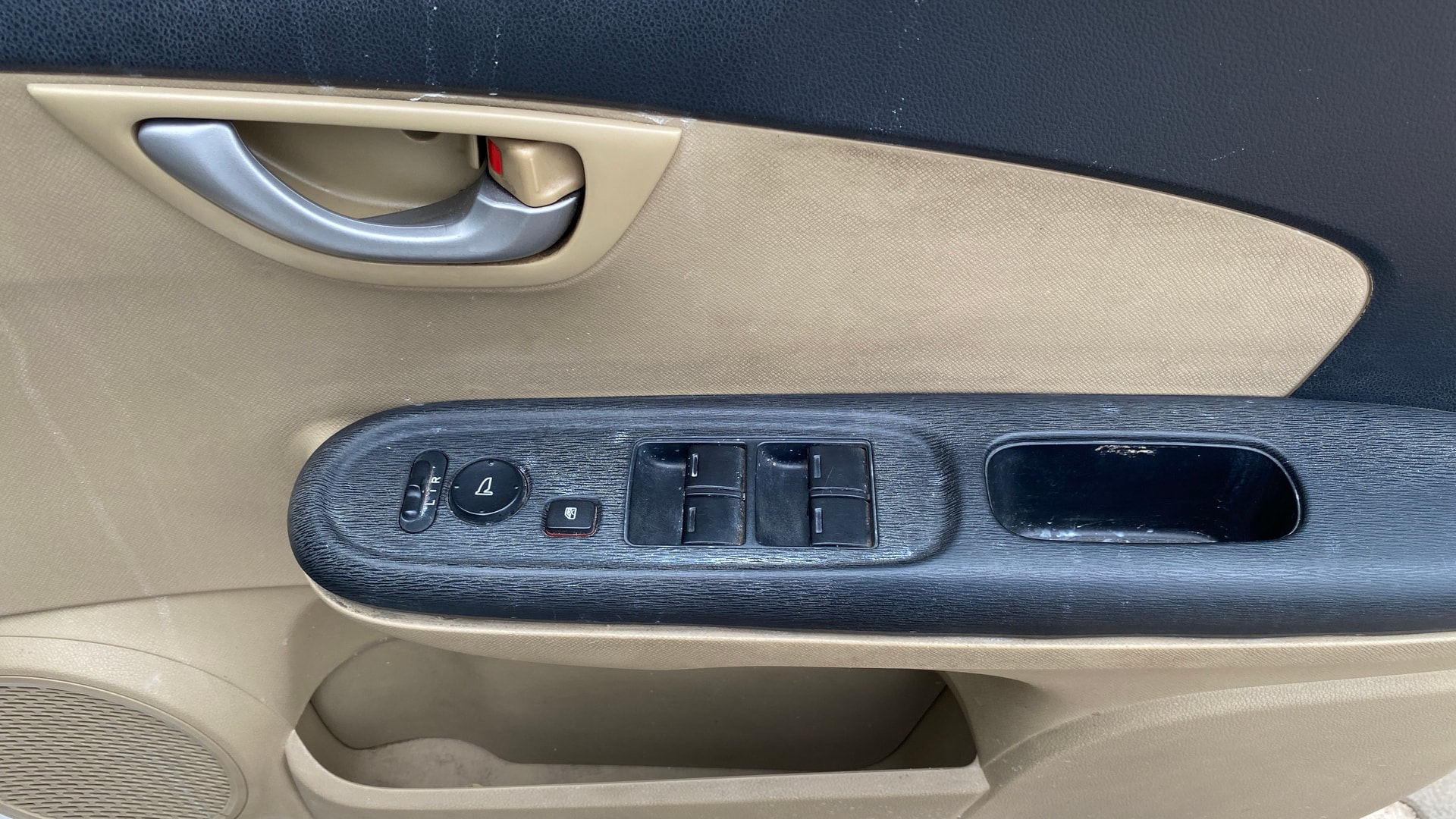 View 2014 Honda Brio VX AT Petrol Image 32 Used 2014 Honda Brio VX AT Petrol Image 32