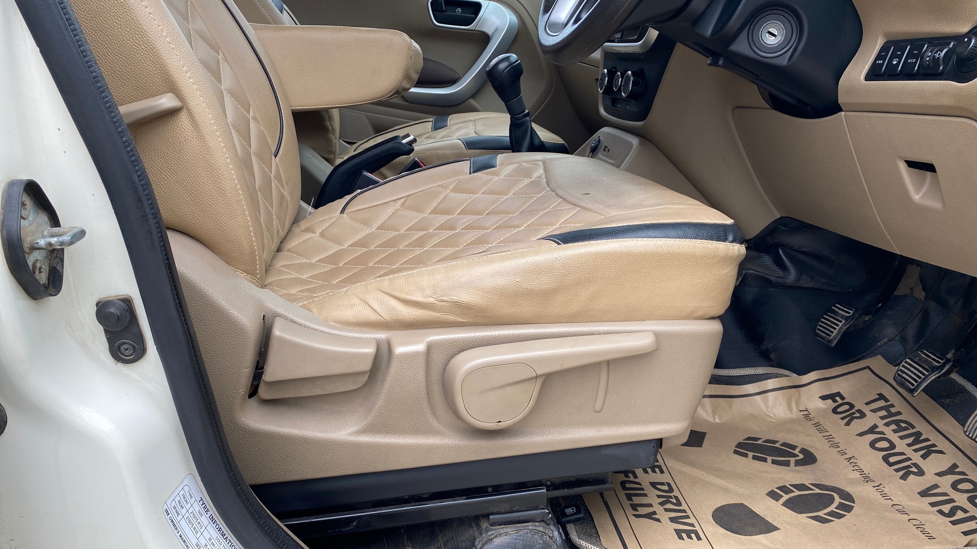 View 2017 Mahindra TUV300 T8 Image 11 Used 2017 Mahindra TUV300 T8 Image 11