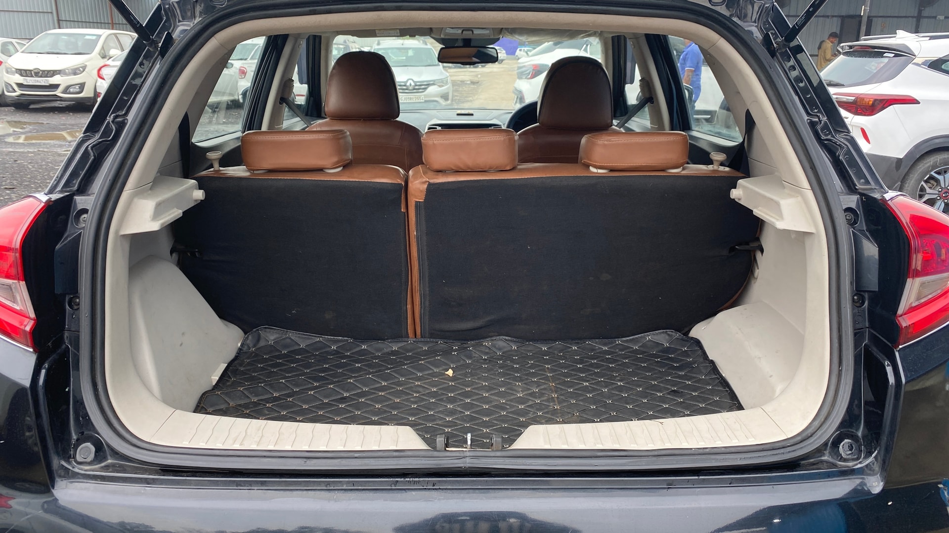 View 2022 Mahindra XUV300 W4 Petrol BS IV Image 7 Used 2022 Mahindra XUV300 W4 Petrol BS IV Image 7
