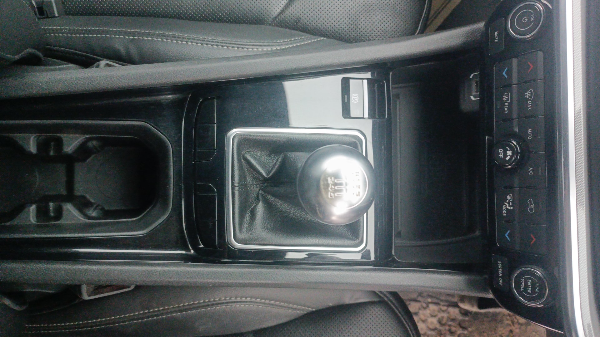 View 2023 Jeep Compass Limited 1.4 Multi AIR Petrol DDCT AT BS IV Image 40 Used 2023 Jeep Compass Limited 1.4 Multi AIR Petrol DDCT AT BS IV Image 40
