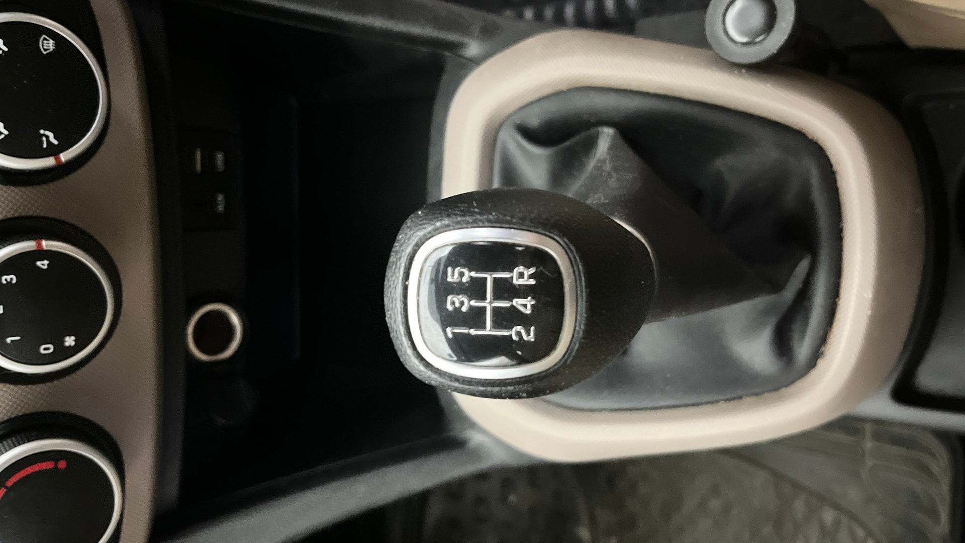 View 2019 Hyundai Grand i10 Sportz 1.2 Kappa Image 38 Used 2019 Hyundai Grand i10 Sportz 1.2 Kappa Image 38