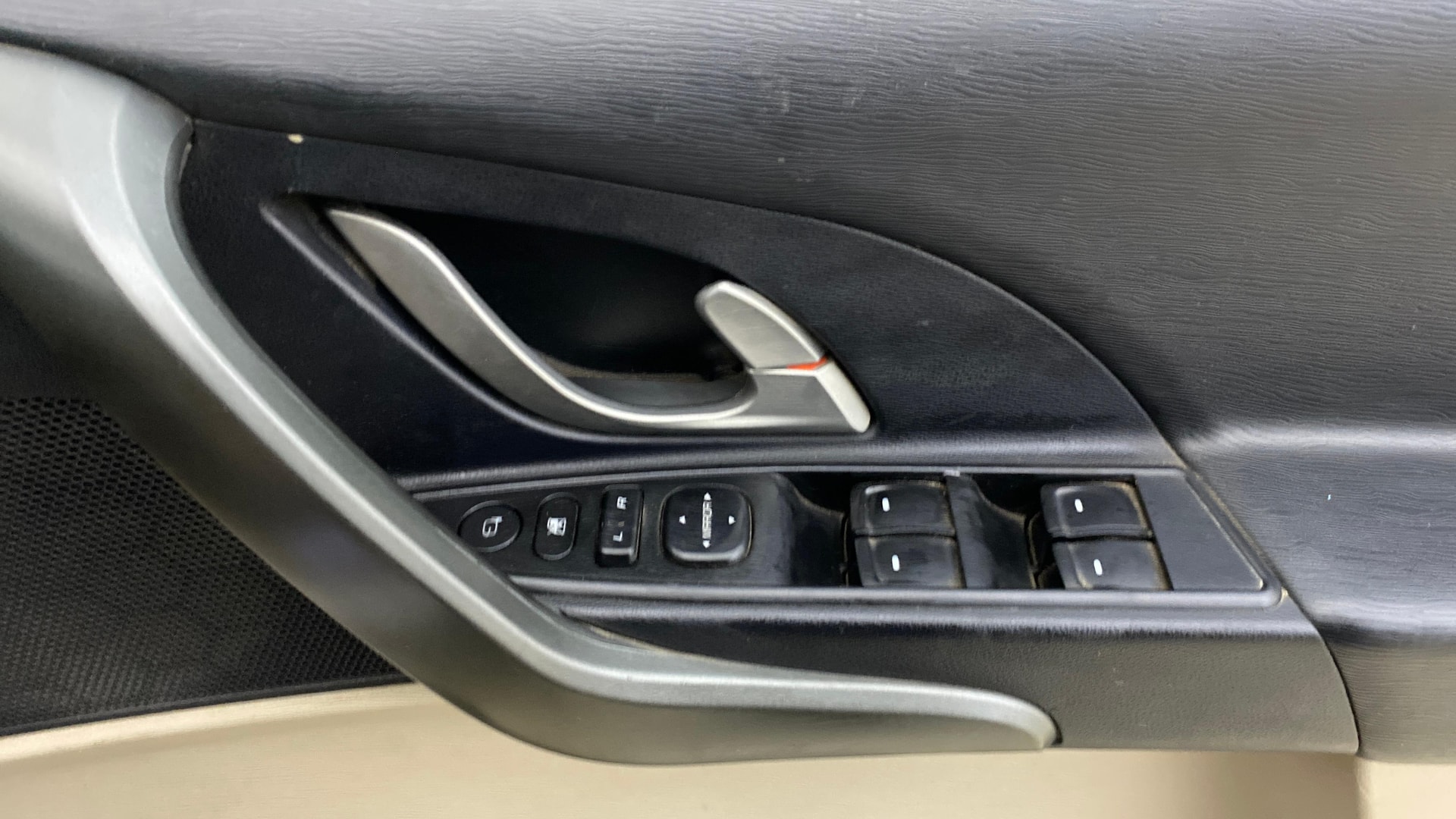 View 2015 Mahindra XUV500 W10 FWD Image 41 Used 2015 Mahindra XUV500 W10 FWD Image 41